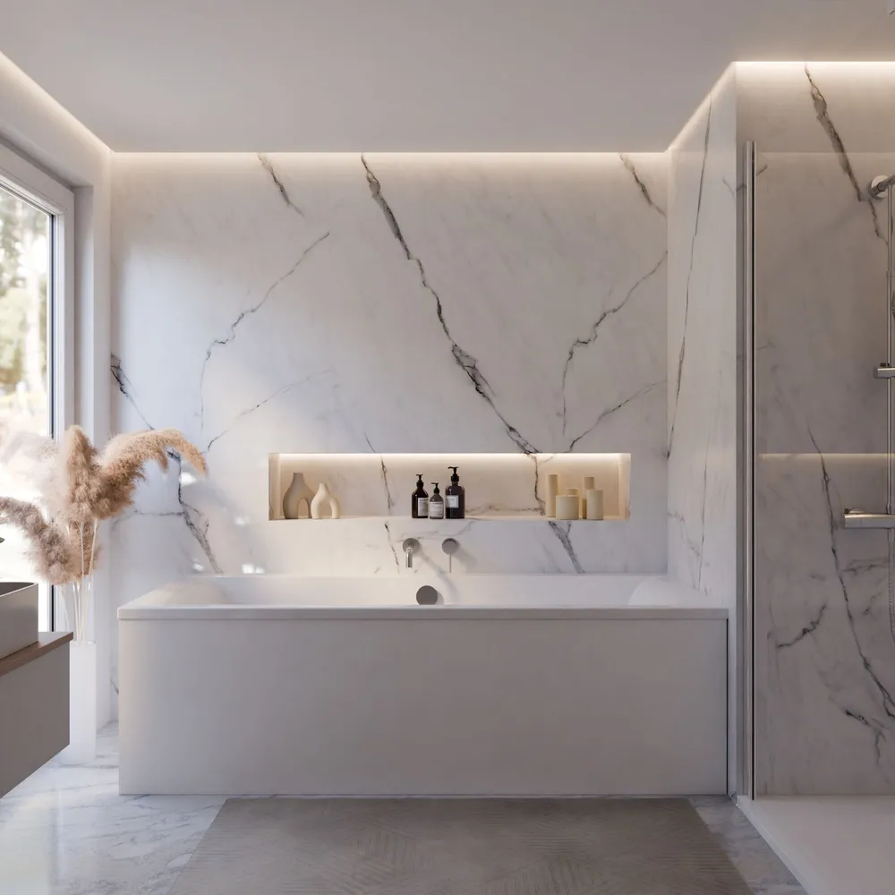 Ein modernes, helles Badezimmer mit einer freistehenden Badewanne vor einer Wand, In einer beleuchteten Nische über der Wanne