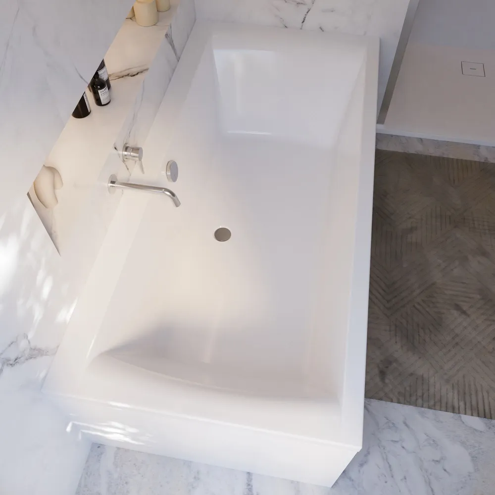 Ein modernes, helles Badezimmer mit einer freistehenden Badewanne vor einer Wand, In einer beleuchteten Nische über der Wanne, Perspektive von schräg oben