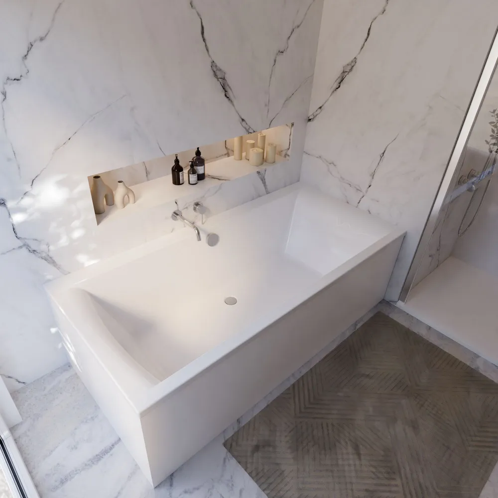 Ein modernes, helles Badezimmer mit einer freistehenden Badewanne vor einer Wand, In einer beleuchteten Nische über der Wanne, Perspektive von oben